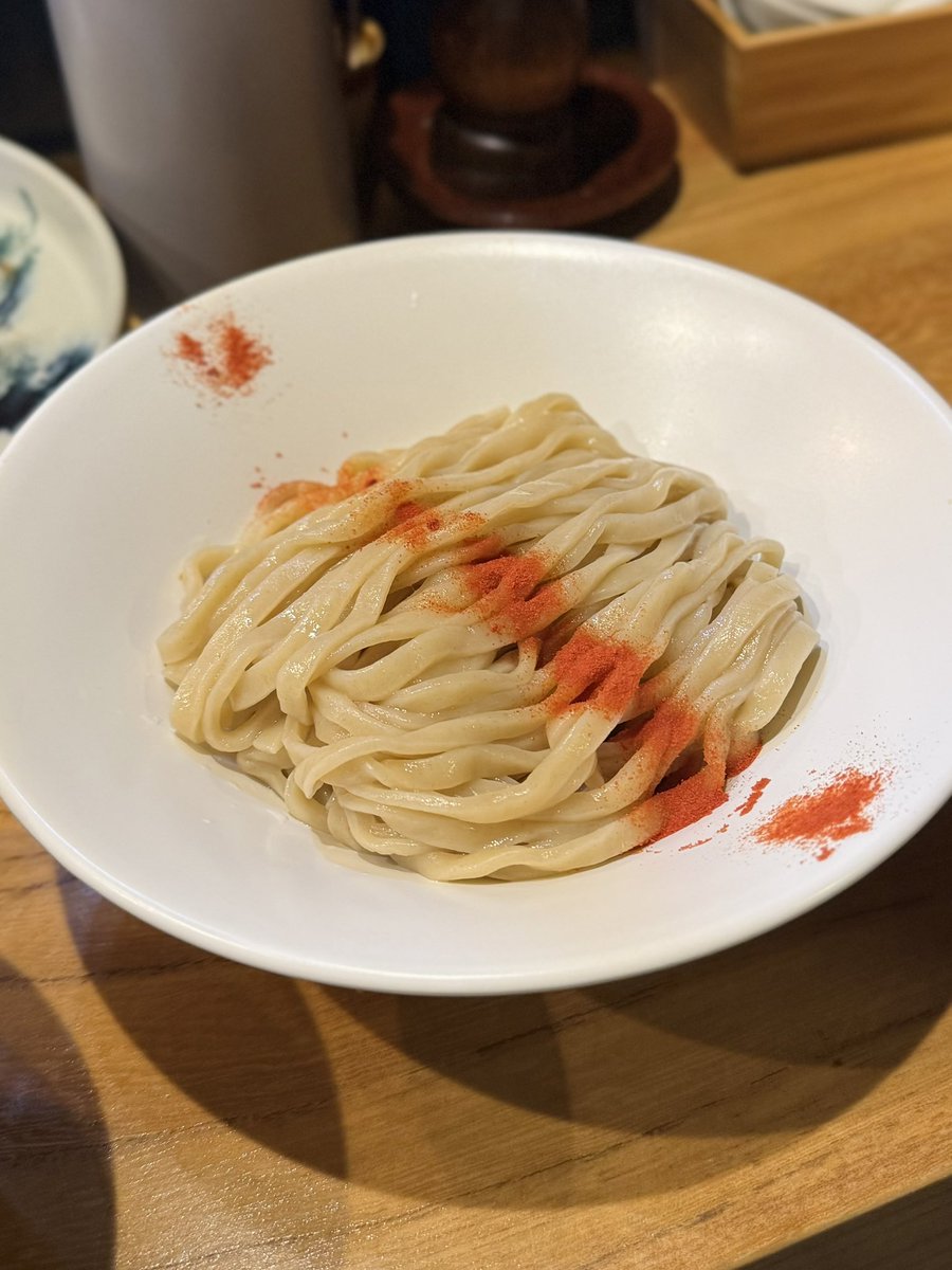 nsacia0621's tweet image. 中華そば 先﨑　水戸市
・サーモンと海老白湯つけそば
　+特製トッピング
・炭火焼き合鴨飯

クセや臭みのない旨みの詰まった濃厚白湯にもっちりとした太平打ち麺が美味しい😋
海老の風味や玉ねぎが持つ清涼感◎
スパイスの味変も実に効果的💯
〆のいりこのスープ割りも抜群🐟
ごちそうさまでした✨