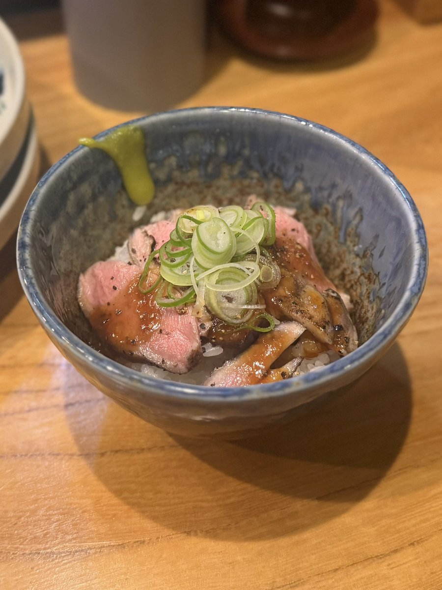 nsacia0621's tweet image. 中華そば 先﨑　水戸市
・サーモンと海老白湯つけそば
　+特製トッピング
・炭火焼き合鴨飯

クセや臭みのない旨みの詰まった濃厚白湯にもっちりとした太平打ち麺が美味しい😋
海老の風味や玉ねぎが持つ清涼感◎
スパイスの味変も実に効果的💯
〆のいりこのスープ割りも抜群🐟
ごちそうさまでした✨