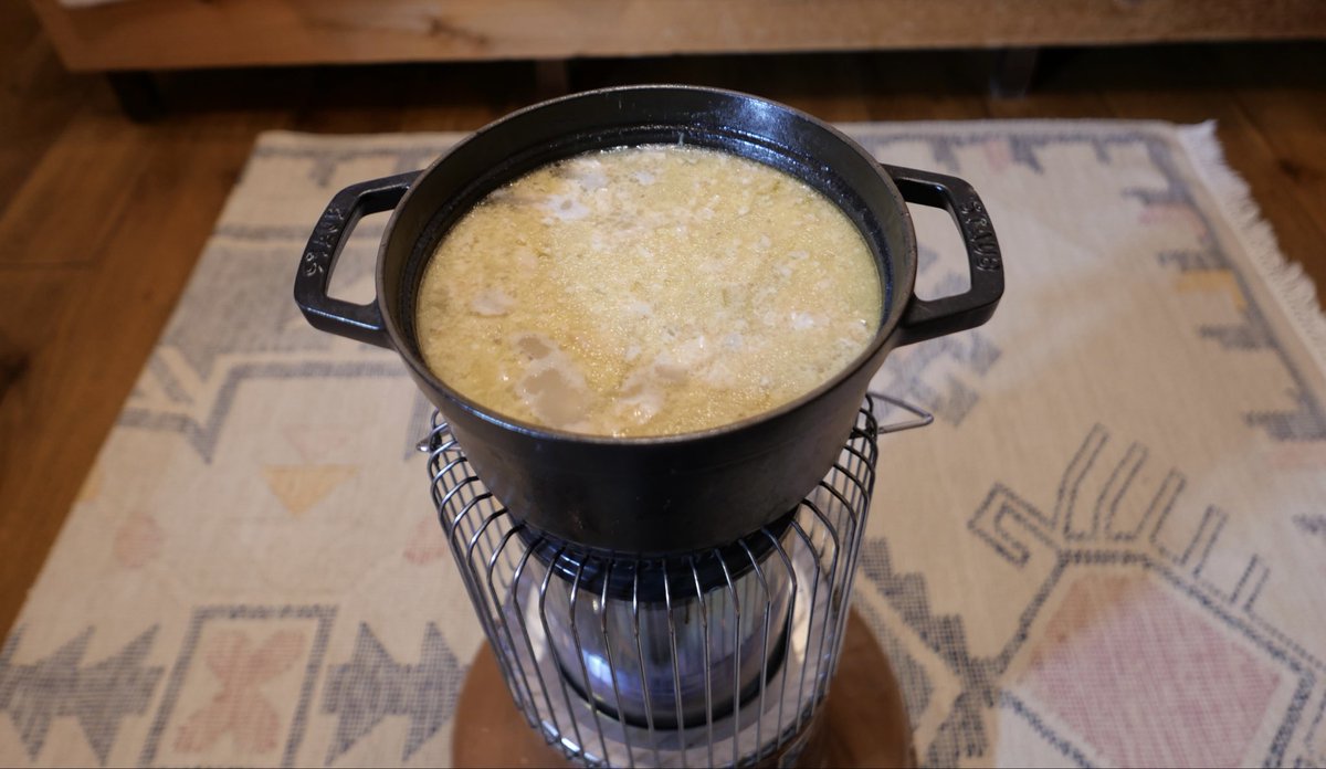 izufishing's tweet image. 今日は休日。まだ遠出は厳しいので、ゆっくり生活リズム取り戻し中です。OKストアで鶏ガラ買ってきて煮込んで、鶏白湯スープを作って、それをベースに麻婆豆腐と焼売で夕飯。スープあまりは来週の料理用に。

#自炊