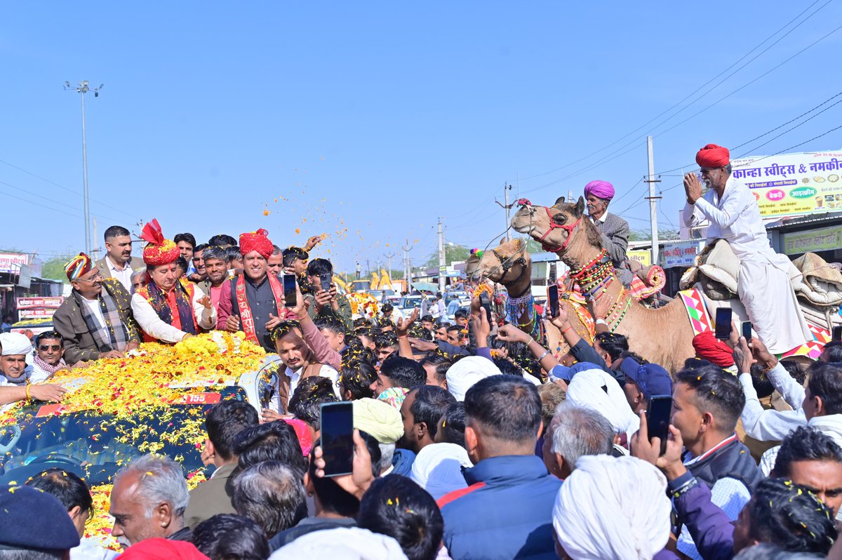 "पायला कल्ला में स्नेह की वर्षा"

​आज गुड़ामालानी विधानसभा क्षेत्र के प्रवास के दौरान पायला कल्ला पहुँचने पर स्थानीय नागरिकों और कार्यकर्ताओं ने जिस गर्मजोशी और अपनेपन के साथ स्वागत किया, उसने मन को मोह लिया।

​आपकी यह आत्मीयता और उत्साह ही मुझे क्षेत्र की सेवा के लिए निरंतर