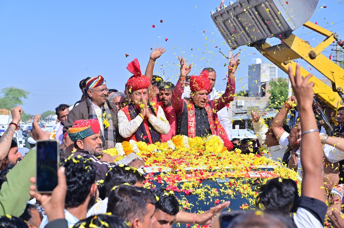 kkvishnoibjp's tweet photo. "पायला कल्ला में स्नेह की वर्षा"

​आज गुड़ामालानी विधानसभा क्षेत्र के प्रवास के दौरान पायला कल्ला पहुँचने पर स्थानीय नागरिकों और कार्यकर्ताओं ने जिस गर्मजोशी और अपनेपन के साथ स्वागत किया, उसने मन को मोह लिया।

​आपकी यह आत्मीयता और उत्साह ही मुझे क्षेत्र की सेवा के लिए निरंतर ऊर्जा प्रदान करता है। इस मान-सम्मान और अटूट विश्वास के लिए मैं आप सभी का हृदय से आभारी हूँ।

#kkvishnoi #MlaGudamalani

@BJP4Rajasthan @BJP4India @RajGovOfficial @RajCMO @BhajanlalBjp @madanrrathore @DrPremBairwa @KumariDiya @DIPRRajasthan