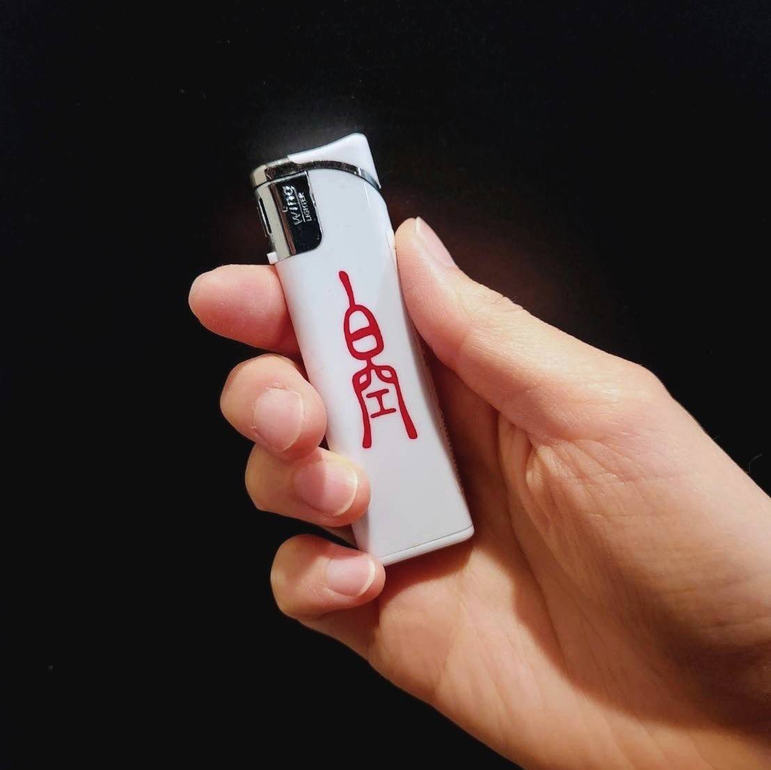 【NEW GOODS】

─────────────
     ▶バンドロゴライター◁
　　　　　各 ¥200
─────────────

新ロゴがプリントされたスライド式ライター。
ブラック×シルバー、ホワイト×レッドの2種展開です。

2/7(Sat)より、ライブ会場にて販売します。
ぜひお買い求めください！