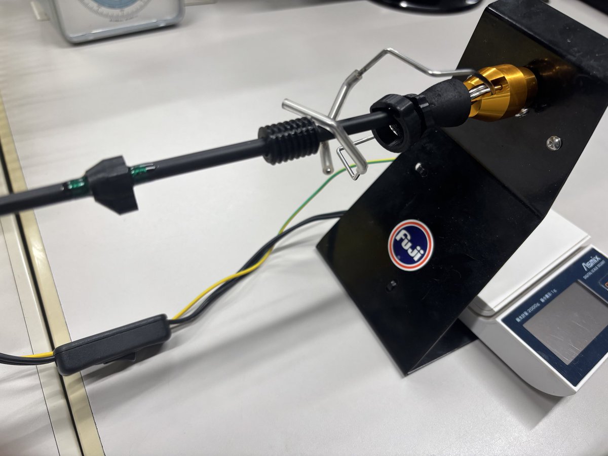 新しい形状のリールシート😁

色はシンプルだけど、普段より作る手間が簡単👍
ガイドのエポキシコーティングしたら完成だ！！