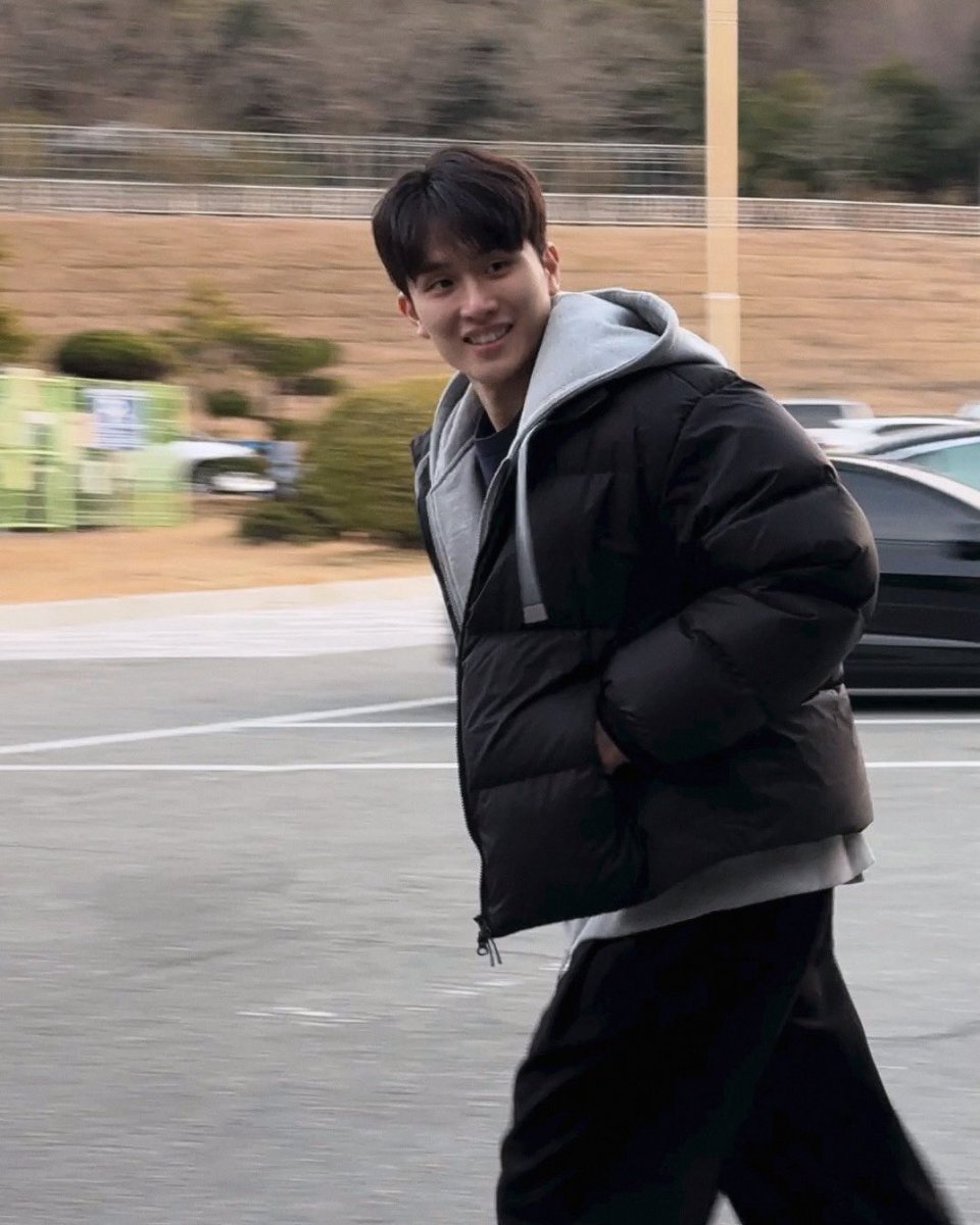 오늘은요 …
제가 준석이를 응원한지 1년 되는 날입니다 !!!
1주년에 준석이 수훈도 받고 경기도 이기고
1위 유지도 해서 ㄴㅁㄴㅁ 기쁘네용 😚
1년 전 사진 보는데 똑같아 ㅋㅎㅋ
그때나 지금이나 참 잘하고 이뻐죽겟어
오래오래보자꾸나 !!!!!!!🫶