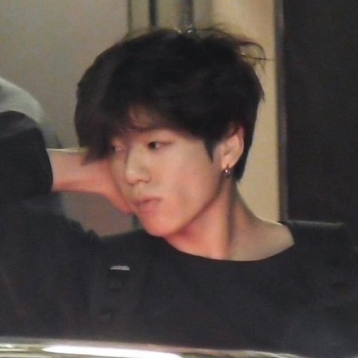 kookiefyy's tweet image. Never ending obsession with Jungkook's jawline