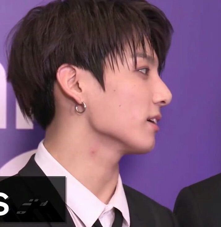 kookiefyy's tweet image. Never ending obsession with Jungkook's jawline