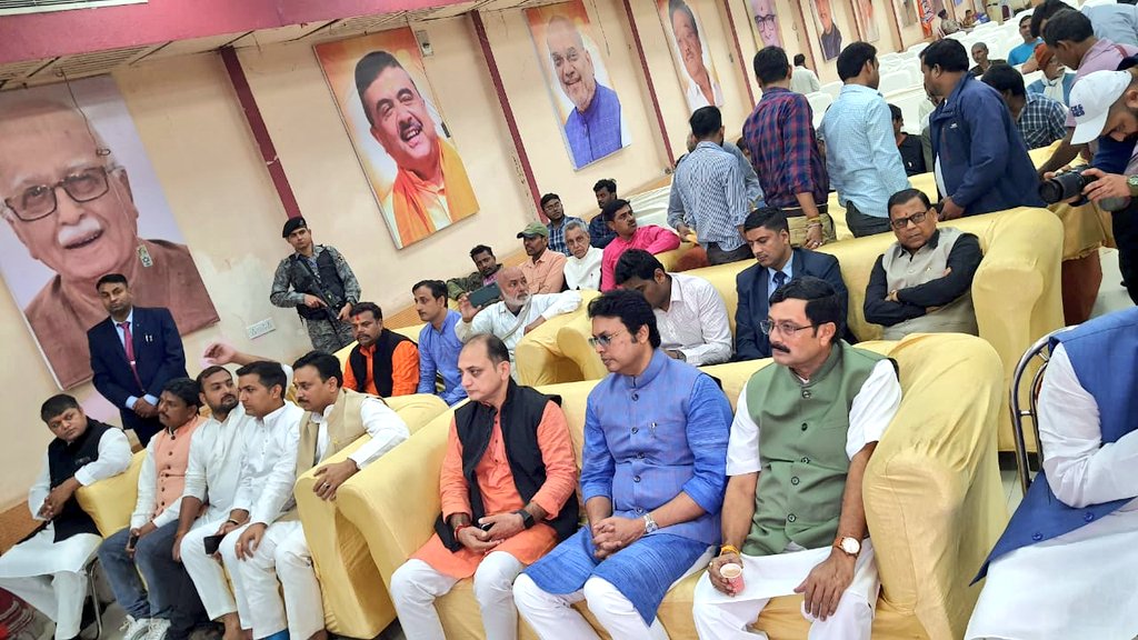 শ্রী রাম ভাটিকা,হাওড়া প্রাঙ্গণে অনুষ্ঠিত #ManKiBaat অনুষ্ঠানে অংশগ্রহণ করলাম।
মাননীয় প্রধানমন্ত্রীর বক্তব্য আবারও আমাদের দেশগঠন,গণতান্ত্রিক চেতনা ও নাগরিক দায়িত্ববোধে অনুপ্রাণিত করল।
এ ধরনের কর্মসূচি জনগণের সঙ্গে সংযোগ আরও দৃঢ় করে এবং ‘Nation First’ ভাবনাকে শক্তিশালী করে।