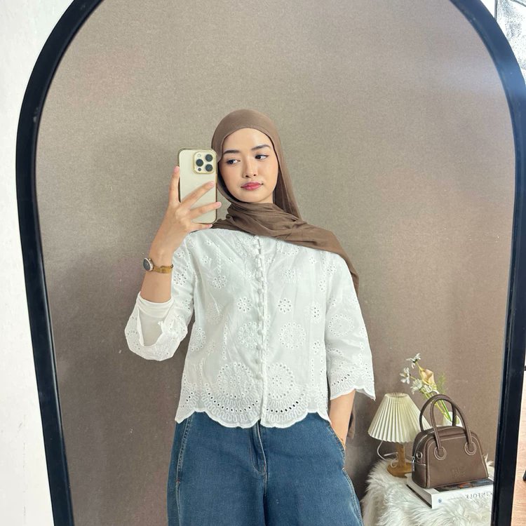 lily tweet media
