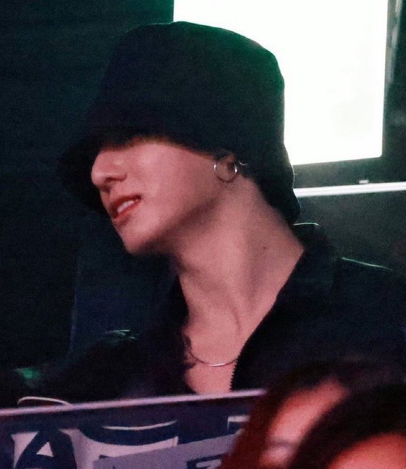 จะแห่เทียนพรรษายัง มาเรียกเอาเด้อ คนหล่ออยุ่นี่ 😭🙏🏻