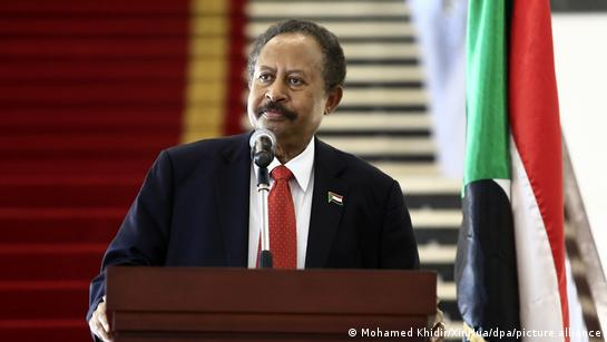 البلد دي بتقوم بالعقل ما بالهتاف
وبتتبني بالمواقف ما بالشعارات
وحمدوك موقف.