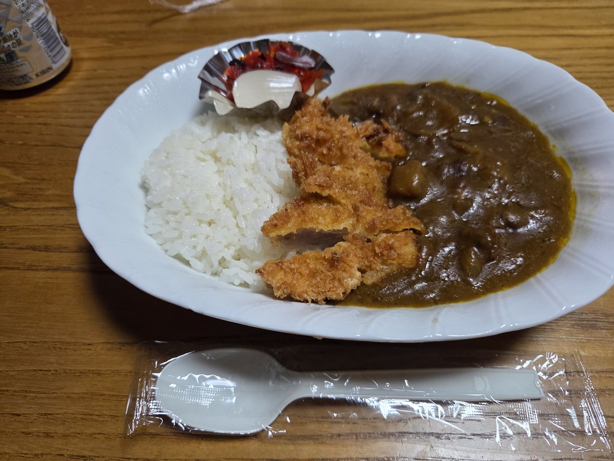 benben2106yanky's tweet image. 娘来たのでぇ‼️出前カツ🍛(小盛)もつ煮鶏皮ポン酢。🤣