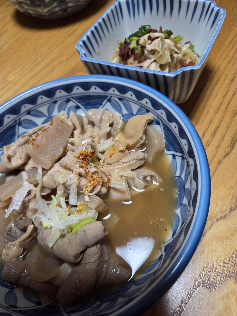 benben2106yanky's tweet image. 娘来たのでぇ‼️出前カツ🍛(小盛)もつ煮鶏皮ポン酢。🤣