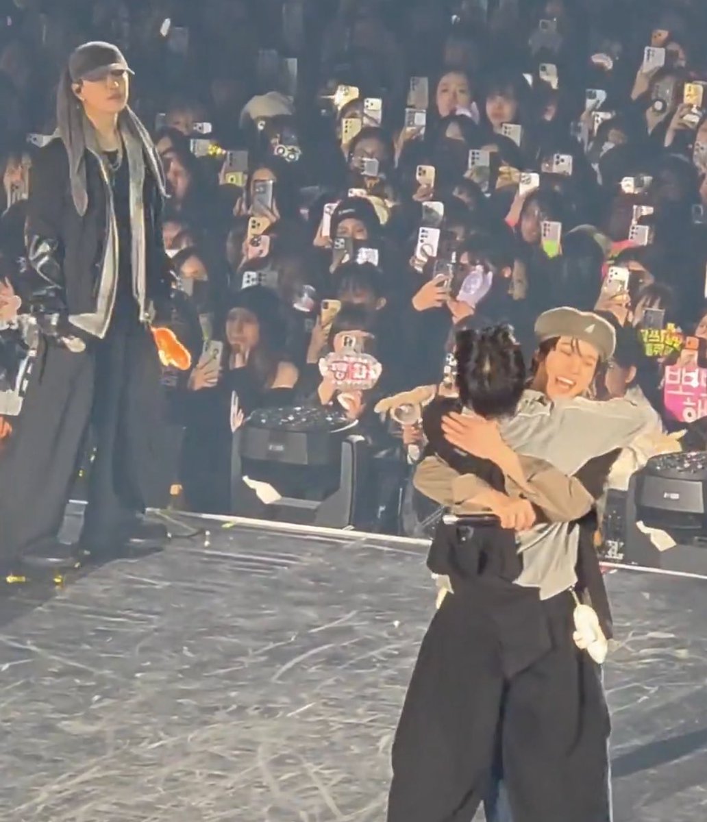 ttunggeul__'s tweet image. 아니 아부지 아들이랑 엄마가 포옹하는걸
저렇게 애처롭게 보실 일임?
너무 온도차이가 심하잖아요
아빠 얼굴에 근심가득한데 윦둥이는 털 겁나 날림