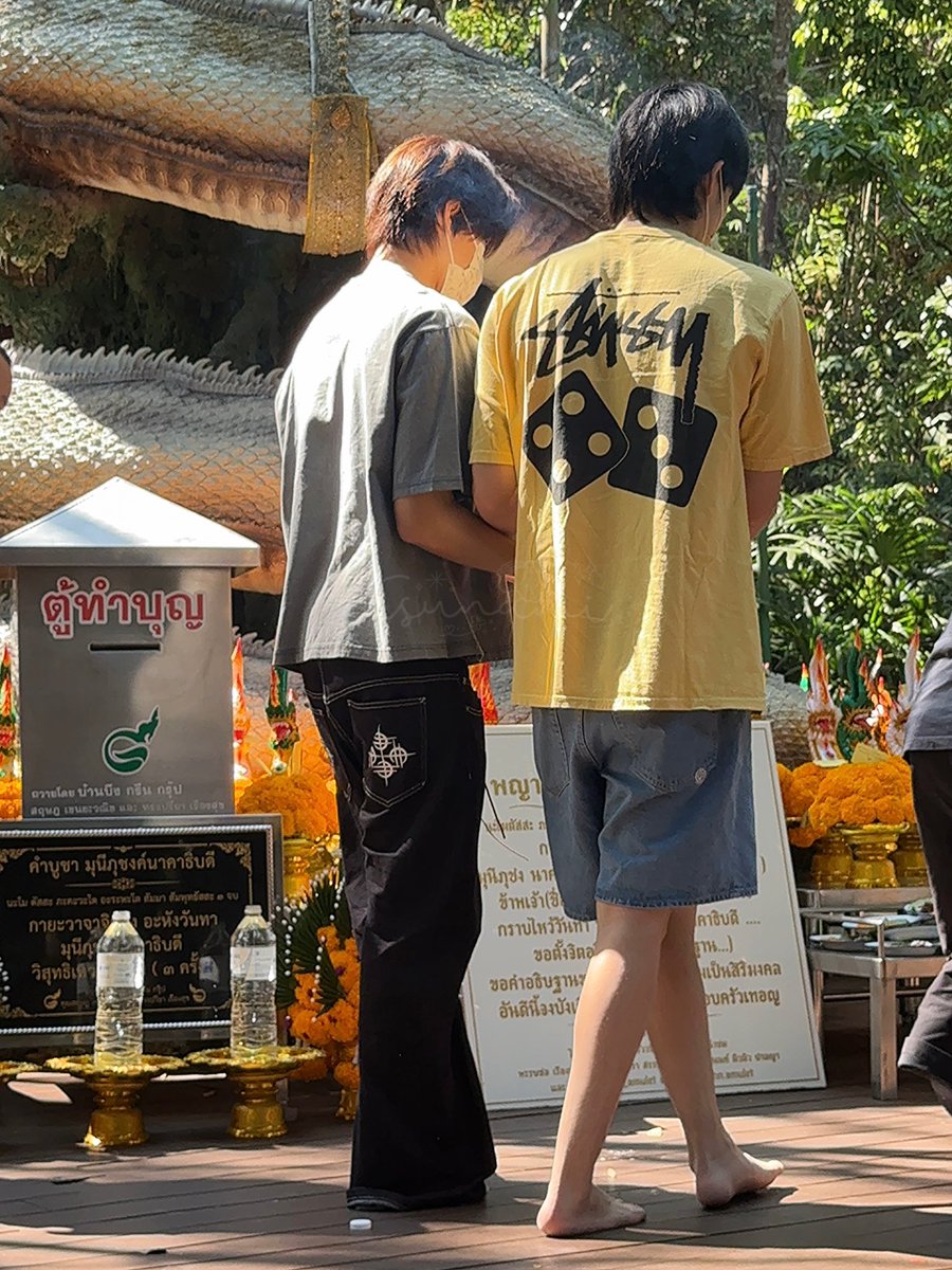 ครั้งแรกกับม่อนกุเวร ไหว้ครบทุกจุดจนมาเหลือองค์พญานาคจุดสุดท้าย ยิ่งกว่าเทพทันใจให้ผลทันตาเห็น เจอสกายนานิกำลังไหว้อยู่พอดี เลยนั่งรอเงียบ ๆ จนน้องไหว้เสร็จค่อยเข้าไปไหว้ ขอให้บุญกุศลในครั้งนี้ส่งผลให้น้องมีผลงานปัง ๆ กันทั้งคู่เลยน้า พี่อนุโมทนาสาธุด้วยค้าบ🙏🏻

*ไม่เรียลไทม์นะคะ