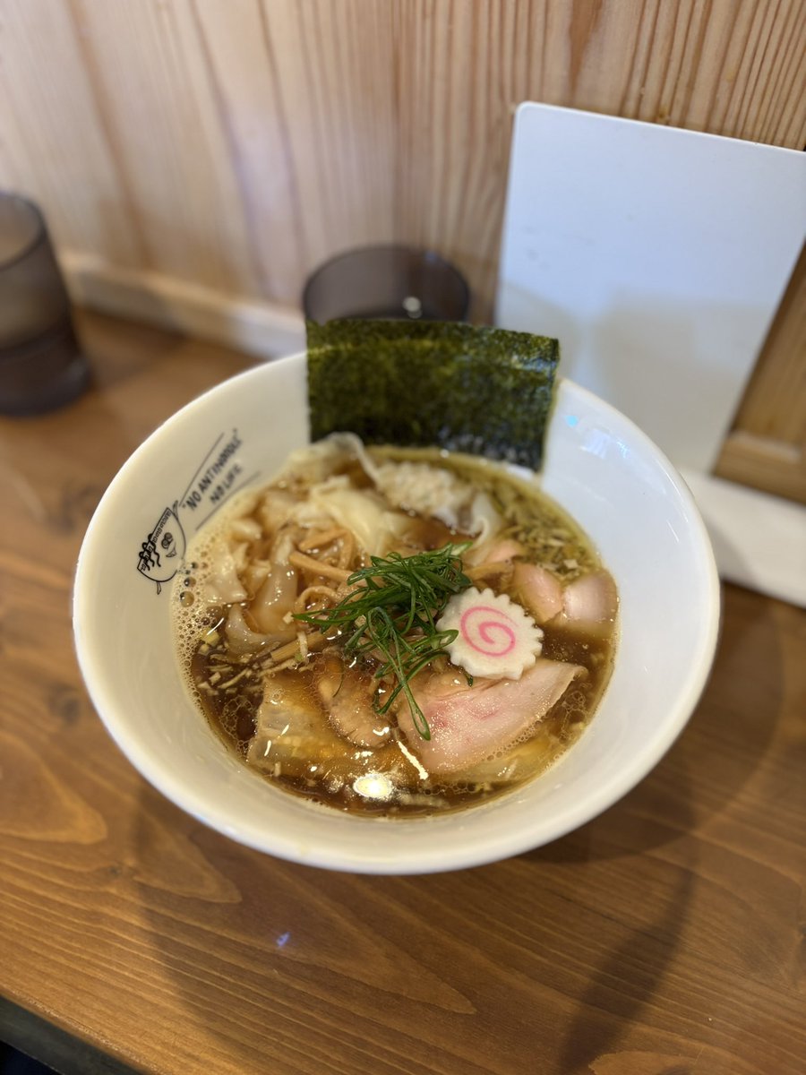 アンチヌードル

祝４周年㊗️

いやあ、これは隙がないですわ。

とことん素材にこだわった珠玉の一杯。
大和肉鶏を丸で使った清湯にかめびし醤油のかえし。
麺は100%はるゆたか。
レベル高いな〜。

これからもよろしくお願いします！