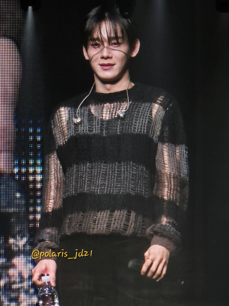 enjieLou's tweet image. Is Jongdae recreating the face chain with his in-ear??? 😭😭😭😭

#CHEN 
#CHEN_ArcadiaTour 
#ArcadiaYOKOHAMA