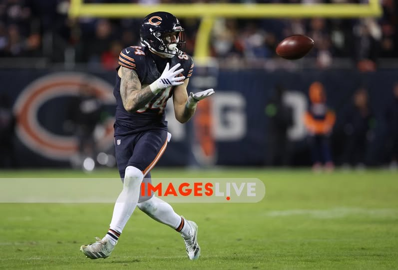 imageslive's tweet photo. Chicago, Il, USA: Chicago Bears tight end Colston Loveland (84) catches a pass in the fourth quarter of an NFC wild-card game against the Green Bay Packers at Soldier Field in Chicago https://t.co/o5XsTdWyXK