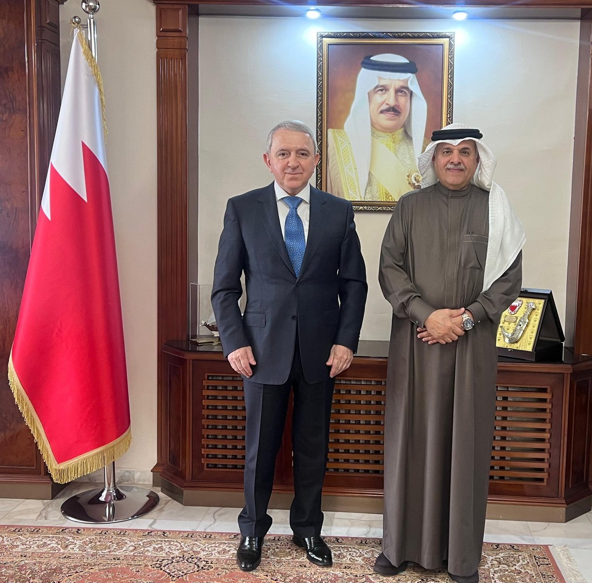 BahrainEmbJO's tweet image. استقبل سعادة السفير الشيخ خليفة بن عبدالله بن حمد آل خليفة، سعادة السيد شاهين شاكر أوغلو عبداللاييف، سفير جمهورية أذربيجان المُعين لدى المملكة الأردنية الهاشمية، وذلك بمناسبة توليه مهام عمله كسفير لجمهورية أذربيجان الصديقة، وجرى خلال اللقاء استعراض العلاقات الثنائية.