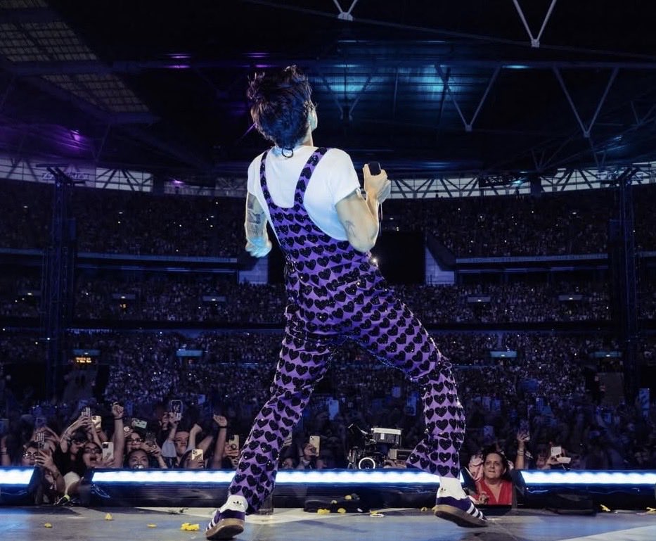 TicketMessiah's tweet image. The winner will be chosen via a live random number generator draw on Sunday 8th February at 9PM.

The winner will then be able to choose their preferred date, subject to stock availability.

Good luck! 🍀

#HarryStyles #WembleyStadium #TicketGiveaway #TogetherTogetherTour 

(2/2)