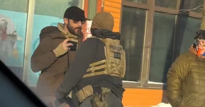 mmpadellan's tweet image. Alex Pretti was NOT holding a gun.
He was holding a cellphone.

I'm getting pretty sick and fucking tired of trump's regime pissing on us and trying to convince us it's rain. 

Stop with the damn gaslighting.
Thank you for your attention to this matter.