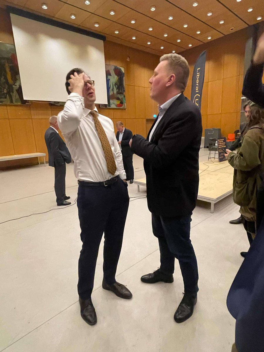 Lækker kransekage, kølige bobler og en opdatering på den politiske situation af Alex Vanopslagh - vi holder vores traditionsrige nytårskur.
Kredsformanden har ordet herunder:
"Igen i år holder vi en Nytårskur for alle medlemmer af Liberal Alliance i Nordsjælland - og du er