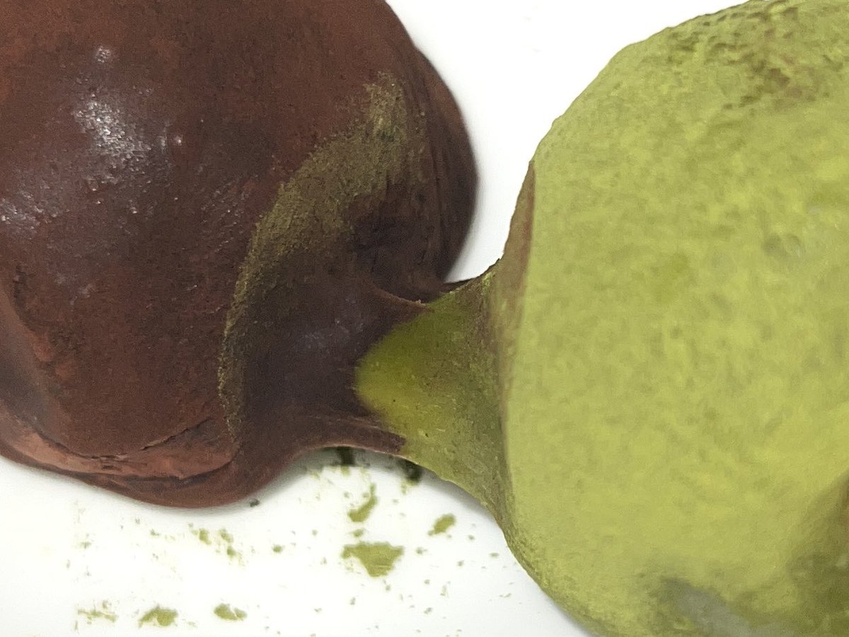 사내 공구한 두쫀쿠와 말쫀쿠. 팀원 친구의 카페에서 삼천오백 원이라는 비교적 저렴한 가격에 샀음. 두쫀쿠 종종 애들이 줘서 먹었는데 그게 막 육천칠천팔천원 한다는 거 알고 차마 받을 수 없게 되었다..