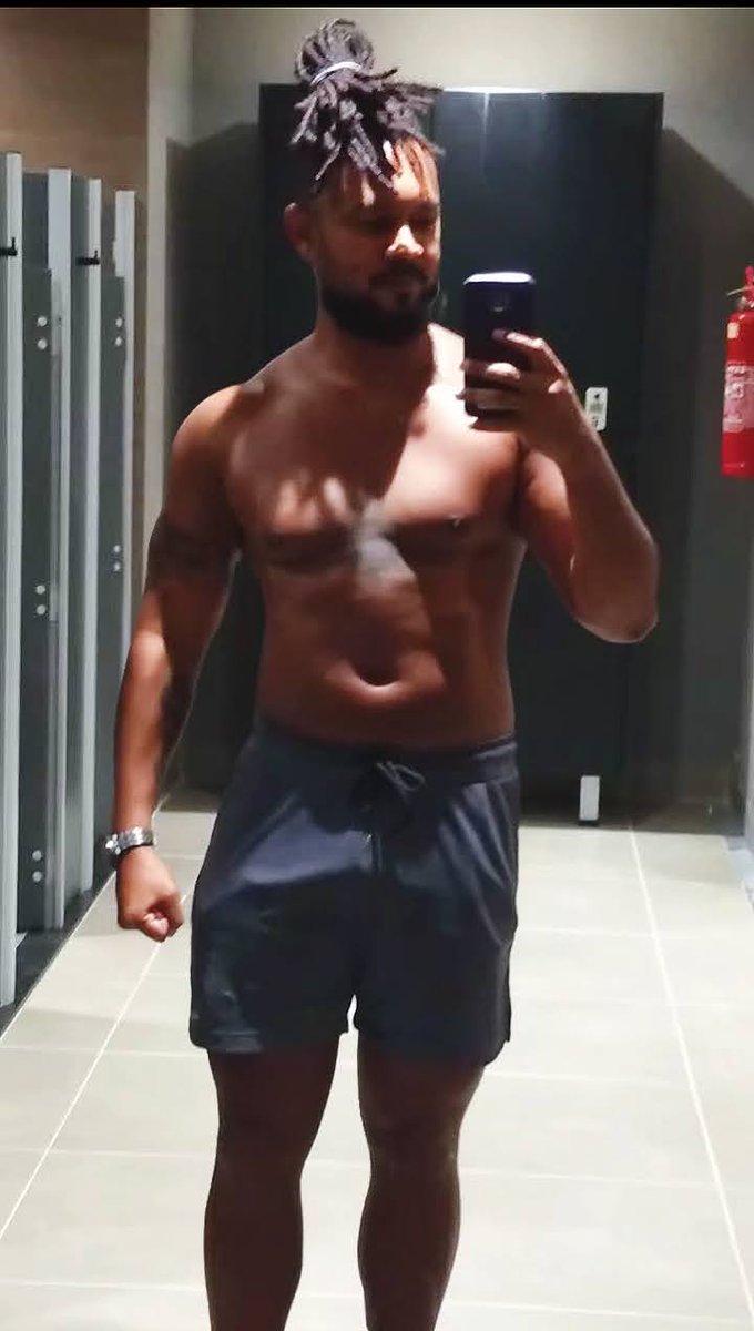 DiegoFe30299931's tweet photo. 1° mês de musculação.
#ohpreto #barbudo #tatuado #dreads #solteiro #gordinho #foradeforma https://t.co/2fsuzulDtc