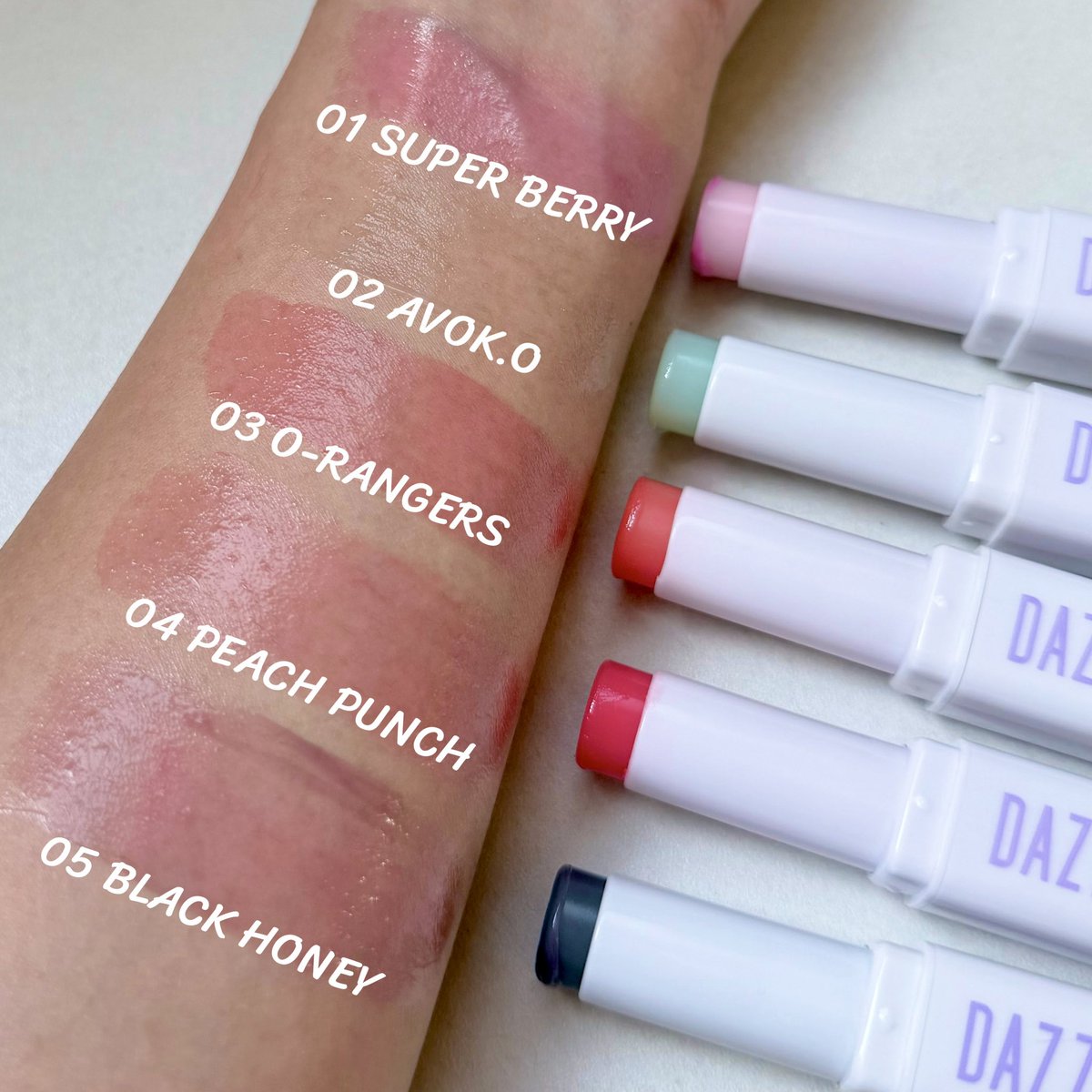 ใครปากคล้ำอยากให้ลองลิปบาล์มของ Dazzle Me ตัวนี้ เค้าเปลี่ยนสีตามค่า PH ทาแล้วปากชุ่มชื้นมาก ดูแบบสุขภาพดี สารสกัดจากผลไม้ด้วย เนื้อบางเบา ไม่เหนียวเลย นี่ทาสี 01 ทาแล้วดูเด็กลง ชอบอะ🩷
#dazzlemeth #dazzlemefruitjusticelipbalm #dazzlemebeauty #ลิปบาล์มแดซเซิลมี