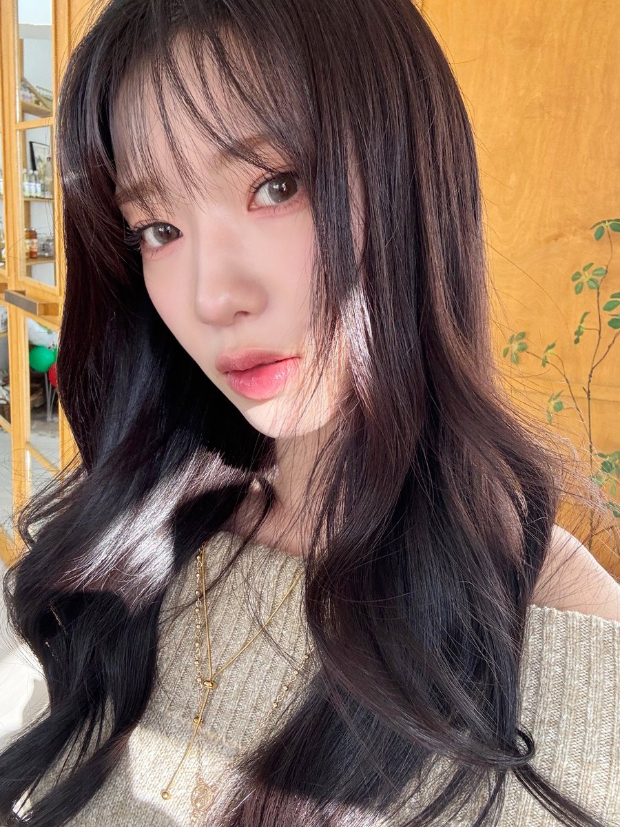 RocketPunch's tweet image. [🎥] (계간 꾸꾸꾸 3화) 아이돌에게 아이돌 메이크업 받아봤습니다 [eng sub] (출처 : 즐겁게 유니버스 | YouTube)

🚀 youtu.be/4B2kqzp4DfE

#RocketPunch #로켓펀치 #RCPC
#수윤 #SuYun
#계간꾸꾸꾸