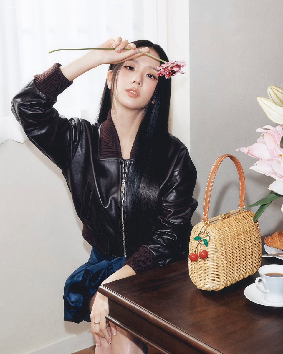 #JISOO in self-portrait summer/spring collection.