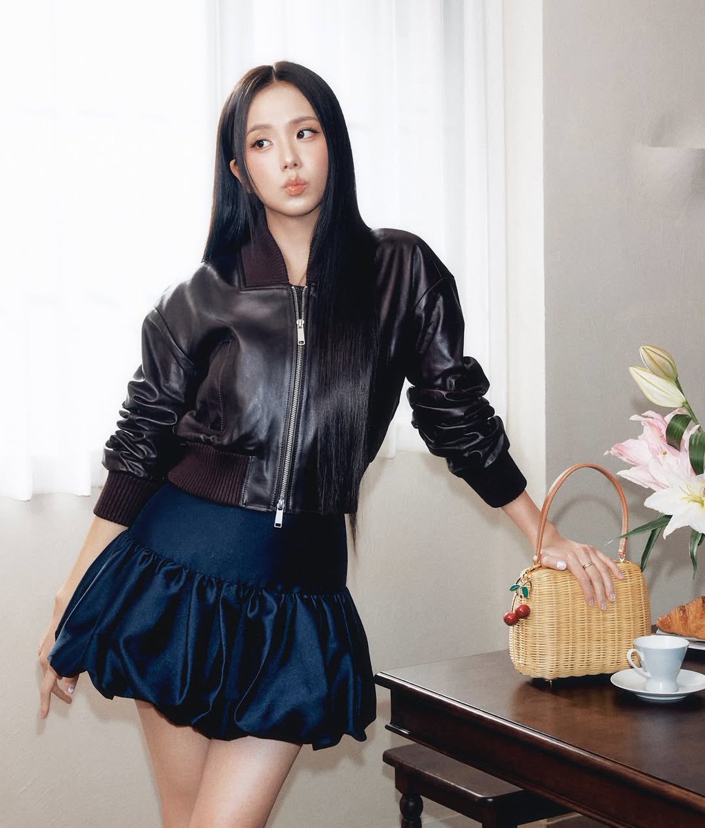 NEWSJISOO's tweet image. #JISOO in self-portrait summer/spring collection.