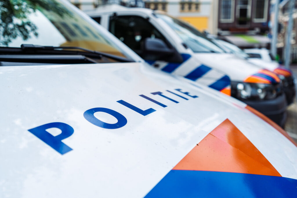Automobilist rijdt in op politieauto op A4 bij Bergen op Zoom