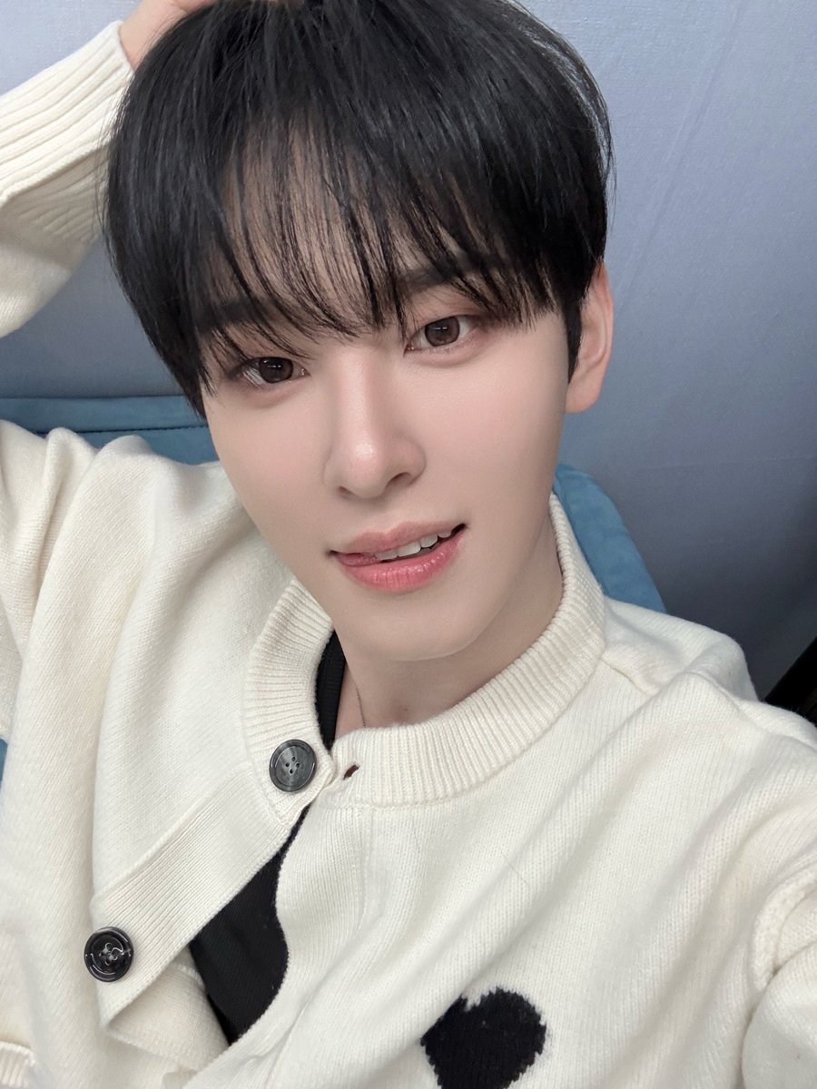 [#현식] 

쏘블리~~~ 주말 잘 보냈어 ?! 🫂

#XODIAC #소디엑 #HYUNSIK #현식