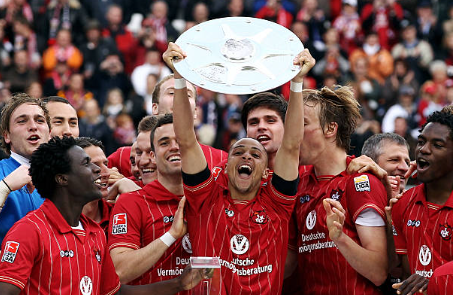 Ex-#betze Tracker gegen Schalke:
Janik Bachmann - 54 Spiele, 2 Tore
Amin Younes - 15 Spiele, 2 Tore
Sidney Sam (Betreuer der Leihspieler) - 61 Spiele, 15 Tore