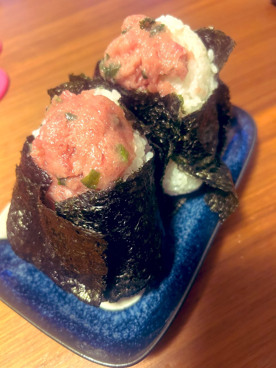 おにぎり美味いんだな 結局こういうのが一番うまいんよネ〜 ねぎとろおにぎり😁