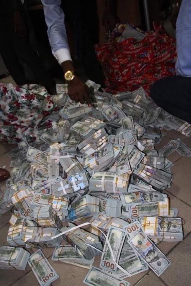 NigeriaStories's tweet image. On the 11 April , 2017, The EFCC announced they discovered more than $43 million in US dollars at an upscale apartment in Lagos state 

Photos of the house and money 
👇🏾