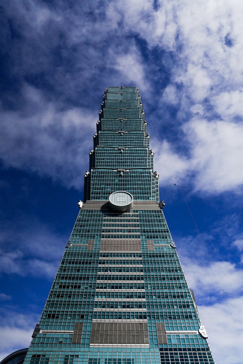A couple quick snaps from today’s #SkyscraperLive event where <a href="/AlexHonnold/">Alex Honnold</a> free solo’ed Taipei 101 live on <a href="/netflix/">Netflix</a>. Amazing to witness in person!!