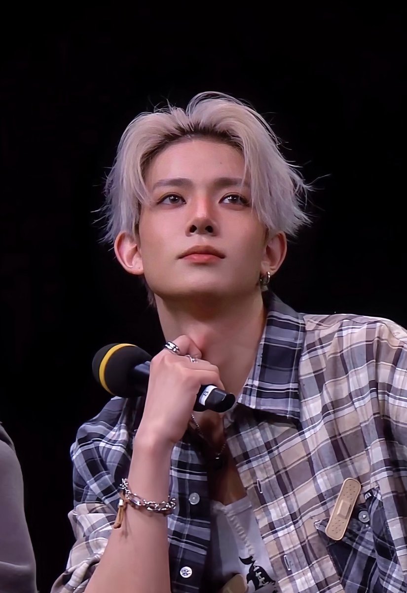 heevanstar's tweet image. OMG... So handsome... Heeseung is really just there to serve face card😭