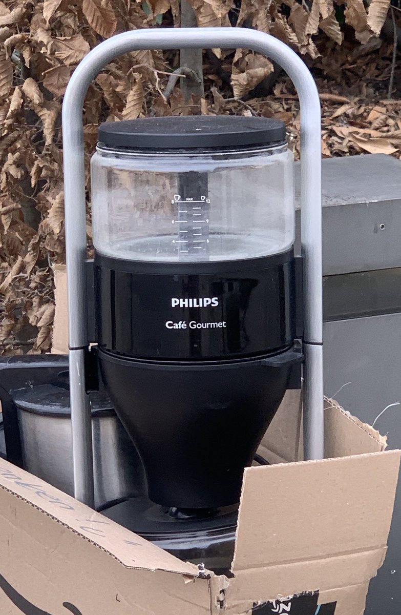 I swear to god. 
I am not wearing my glasses and I was so creeped out, because I thought someone threw out a fucking DRAKE head sculpture 

😭 tell me you’re seeing it, too!