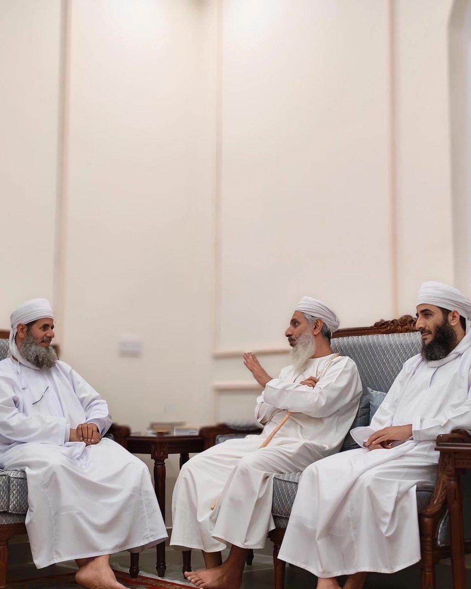 "رجال سعوا للّه سعيًا مباركًا
فما قطعتهم عن رضاه القواطع
أنابوا إلى اللّه اتباع سبيله
فما صدعتهم في السبيل الصوادع"