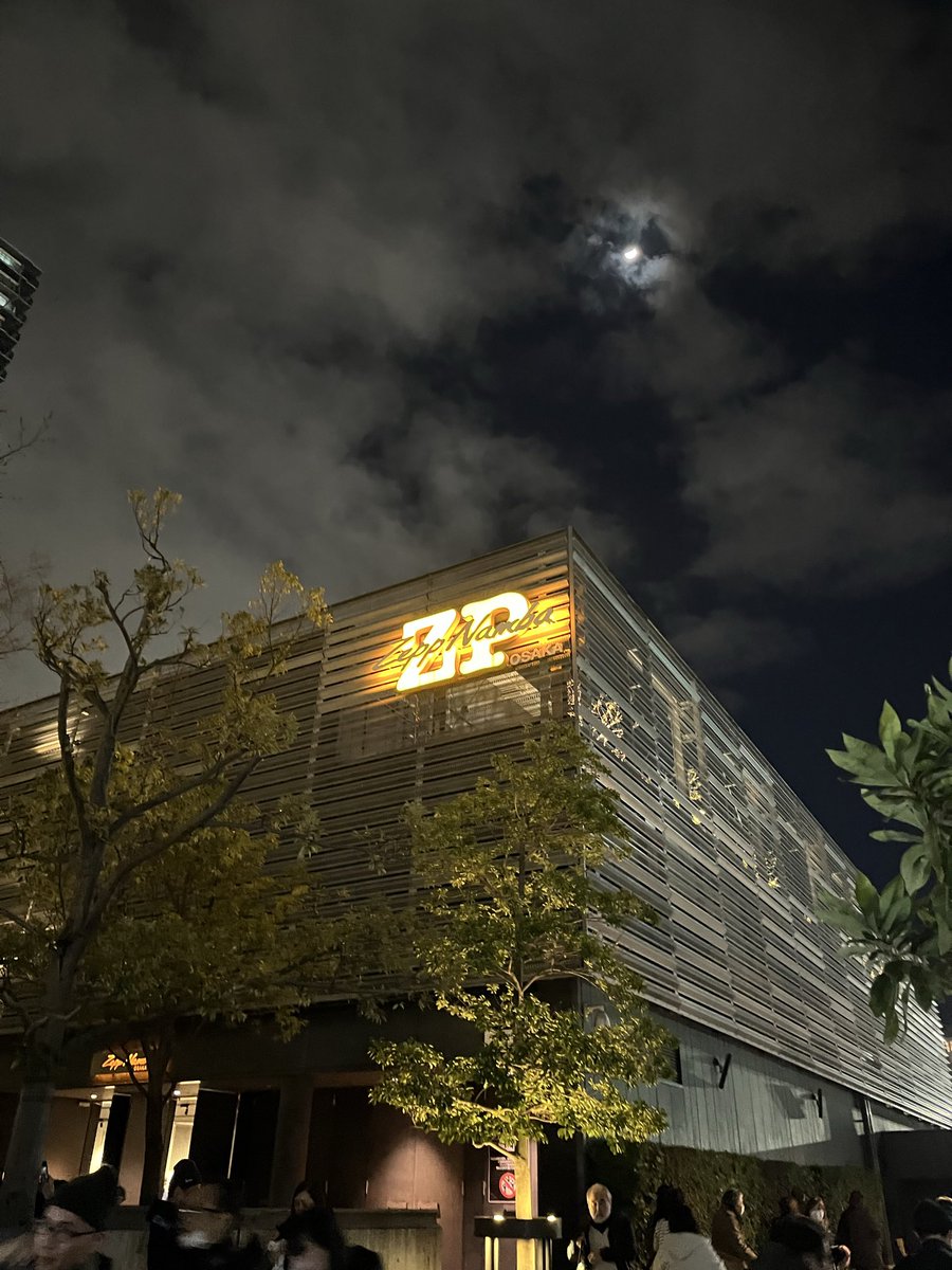 本日はZEEP NAMBA KIRINJI NEW ALBUM LIVE
ありがとう！最後のひとときでした✨

千ヶ崎さんのストラップとベース
高樹さんのシャツとギター
が匂わせコーデになってて☺️✨

#キリンジ
#kirinji