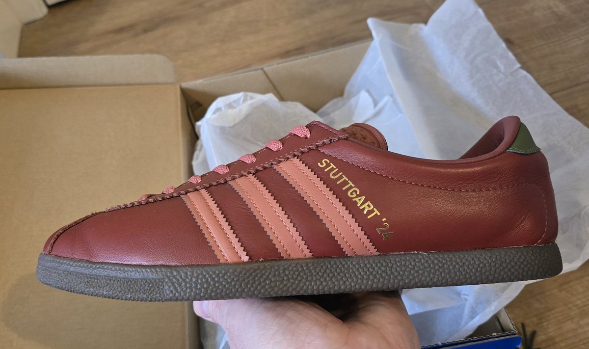 ******For Sale*****

adidas Stuttgart 24
Size? Exclusive 
Size 9.5

8/10 Condition 

£59 delivered