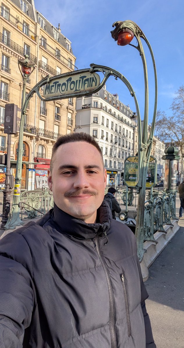 Desconec si la màgia de Twitter encara funciona però:
Busco pis de lloguer a #Paris🥖🏠. 
Per entrar-hi ja!
Si algú té algun amic, conegut o saludat que em pugui ajudar, fantàstic.

Je cherche un appartement à louer à Paris 🏠🥖
Disponible tout suite !