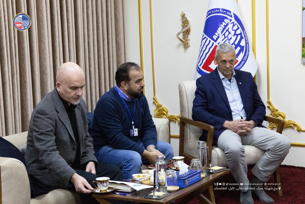 AfghanistanNDMA's tweet image. رئیس عمومی اداره ملی آمادگی مبارزه با حوادث با رئیس مؤسسه بین‌المللی NPA دیدار کرد

پیش از چاشت امروز یک‌شنبه، محترم الحاج ملا نورالدین ترابی، رئیس عمومی اداره ملی آمادگی مبارزه با حوادث، در دفتر کارش با آقای رسل، رئیس مؤسسه بین‌المللی  #NPA در افغانستان، قاسم هاشمی و آقای دروین