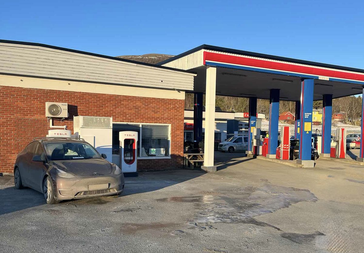 Tesla Charging tweet media