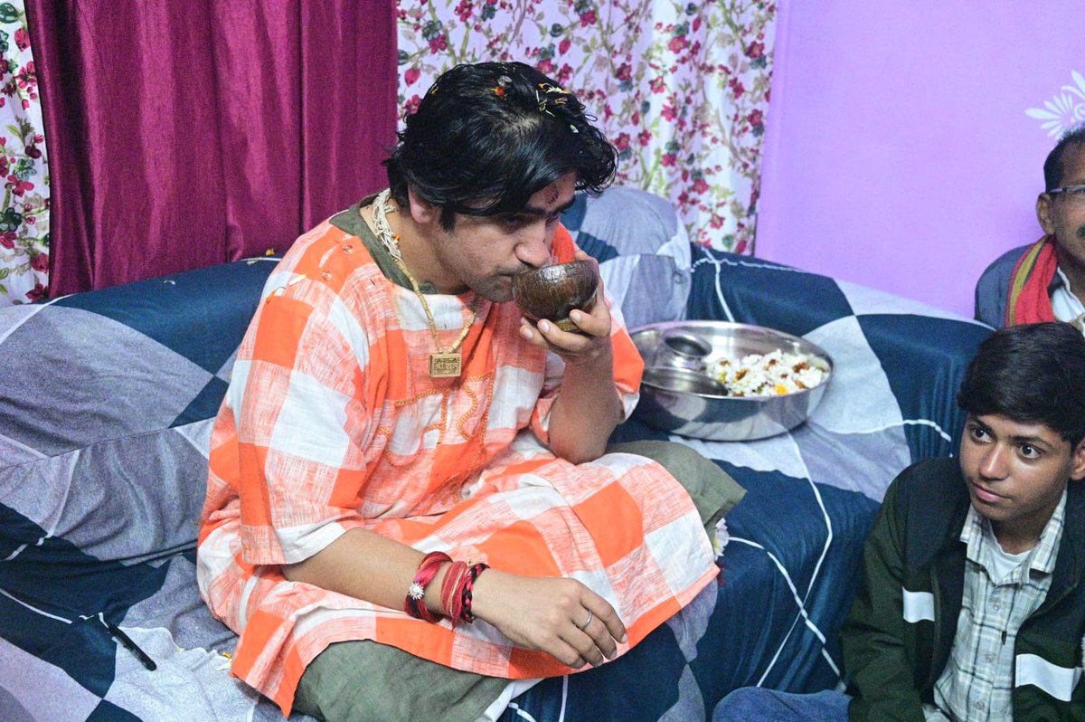 dineshbohrabmr's tweet photo. आचार्य धीरेंद्र कृष्ण शास्त्री इन दिनों 23 जनवरी से कोटा के रामगंज मंडी क्षेत्र में कथा वाचन कर रहे हैं। कथा के पहले ही दिन दो बहनों भावना और खुशबू ने आचार्य श्री से उन्हें अपना भाई स्वीकार करने की भावनात्मक इच्छा प्रकट की थी। आचार्य धीरेंद्र शास्त्री ने इस स्नेहपूर्ण आग्रह को सहर्ष स्वीकार किया और उसी समय बहनों से राखी भी बंधवाई थी। राखी बांधते समय ही आचार्य श्री ने बहनों के घर चाय पीने आने का वादा किया था।

शनिवार की रात्रि क्रिकेट खेलने के बाद, लगभग एक बजे आचार्य धीरेंद्र कृष्ण शास्त्री उस वादे की याद को जीवंत करते हुए बहनों से मिलने उनके घर पहुंचे। आधी रात को अपने प्रिय भाई को सामने देखकर भावना और खुशबू की खुशी का कोई ठिकाना नहीं रहा। दोनों बहनें भावनाओं से भर उठीं और उनकी आंखों से खुशी के आंसू छलक पड़े।

यह दृश्य केवल एक मुलाकात नहीं था, बल्कि भाई-बहन के पवित्र रिश्ते, स्नेह और विश्वास का जीवंत उदा��रण बन गया। आधी रात का यह आत्मीय मिलन वहां मौजूद हर व्यक्ति की आंखें नम कर गया।