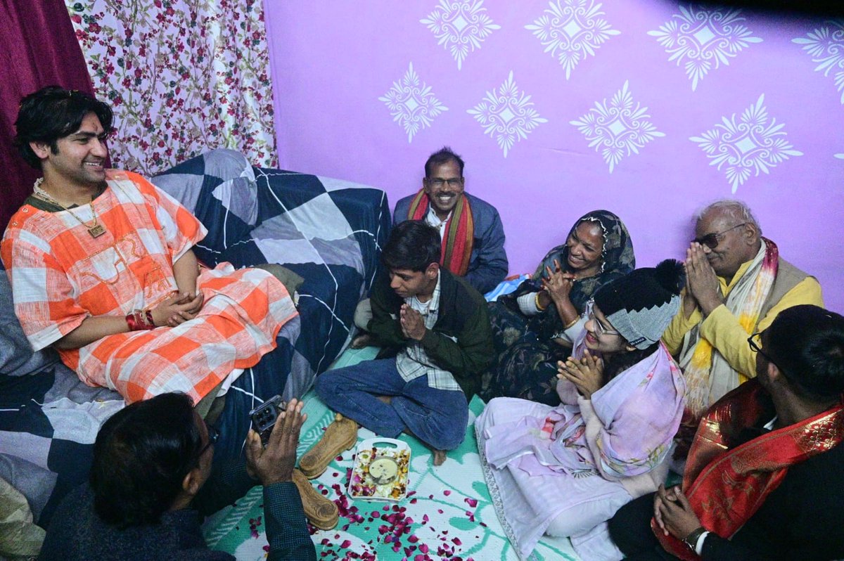 dineshbohrabmr's tweet photo. आचार्य धीरेंद्र कृष्ण शास्त्री इन दिनों 23 जनवरी से कोटा के रामगंज मंडी क्षेत्र में कथा वाचन कर रहे हैं। कथा के पहले ही दिन दो बहनों भावना और खुशबू ने आचार्य श्री से उन्हें अपना भाई स्वीकार करने की भावनात्मक इच्छा प्रकट की थी। आचार्य धीरेंद्र शास्त्री ने इस स्नेहपूर्ण आग्रह को सहर्ष स्वीकार किया और उसी समय बहनों से राखी भी बंधवाई थी। राखी बांधते समय ही आचार्य श्री ने बहनों के घर चाय पीने आने का वादा किया था।

शनिवार की रात्रि क्रिकेट खेलने के बाद, लगभग एक बजे आचार्य धीरेंद्र कृष्ण शास्त्री उस वादे की याद को जीवंत करते हुए बहनों से मिलने उनके घर पहुंचे। आधी रात को अपने प्रिय भाई को सामने देखकर भावना और खुशबू की खुशी का कोई ठिकाना नहीं रहा। दोनों बहनें भावनाओं से भर उठीं और उनकी आंखों से खुशी के आंसू छलक पड़े।

यह दृश्य केवल एक मुलाकात नहीं था, बल्कि भाई-बहन के पवित्र रिश्ते, स्नेह और विश्वास का जीवंत उदा��रण बन गया। आधी रात का यह आत्मीय मिलन वहां मौजूद हर व्यक्ति की आंखें नम कर गया।