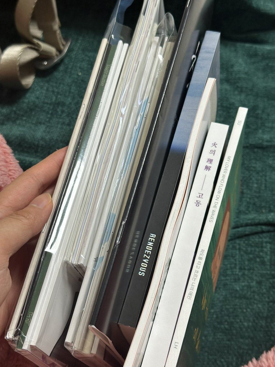 dlthddis's tweet photo. #우리_모닥불에_모였어요

리바한지 동거하는 만화로 참가한 뚱겱입니다!! 

사진찍을정신도 없었던거 실화인가요!!!
주최님이 이쁜장소 대관해줬는데 사진 한장도 안찍음 ㅋㅋ쿠ㅜㅜ 고능한 연성들 많이봐서 행복했습니다 https://t.co/IP1iJzPFDl