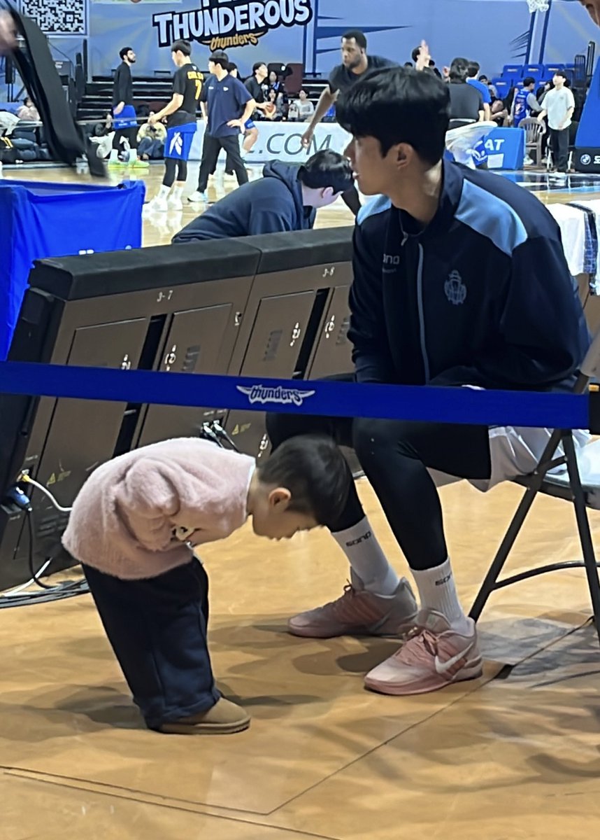 재이 어른한테 손흔들었다가 아빠한테 한소리 듣고 배꼽인사 90도로 함
ㄴㅁㄴㅁ어린이 되셨다