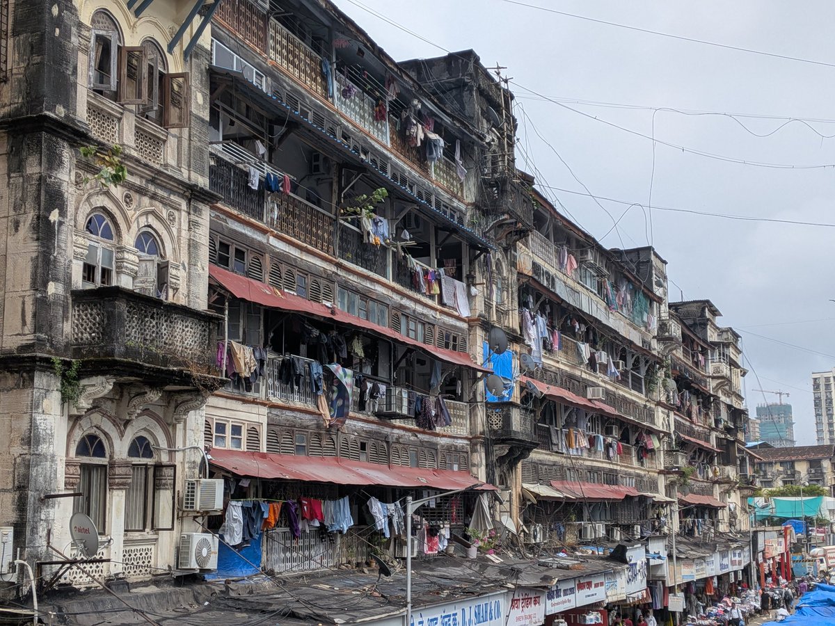 ムンバイで見かけた情報過多な集合住宅。
かつての九龍城砦もこんな感じだったのかな。